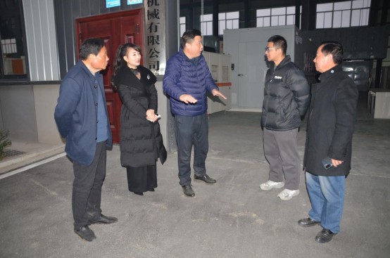 食用菌专家来随指导工作